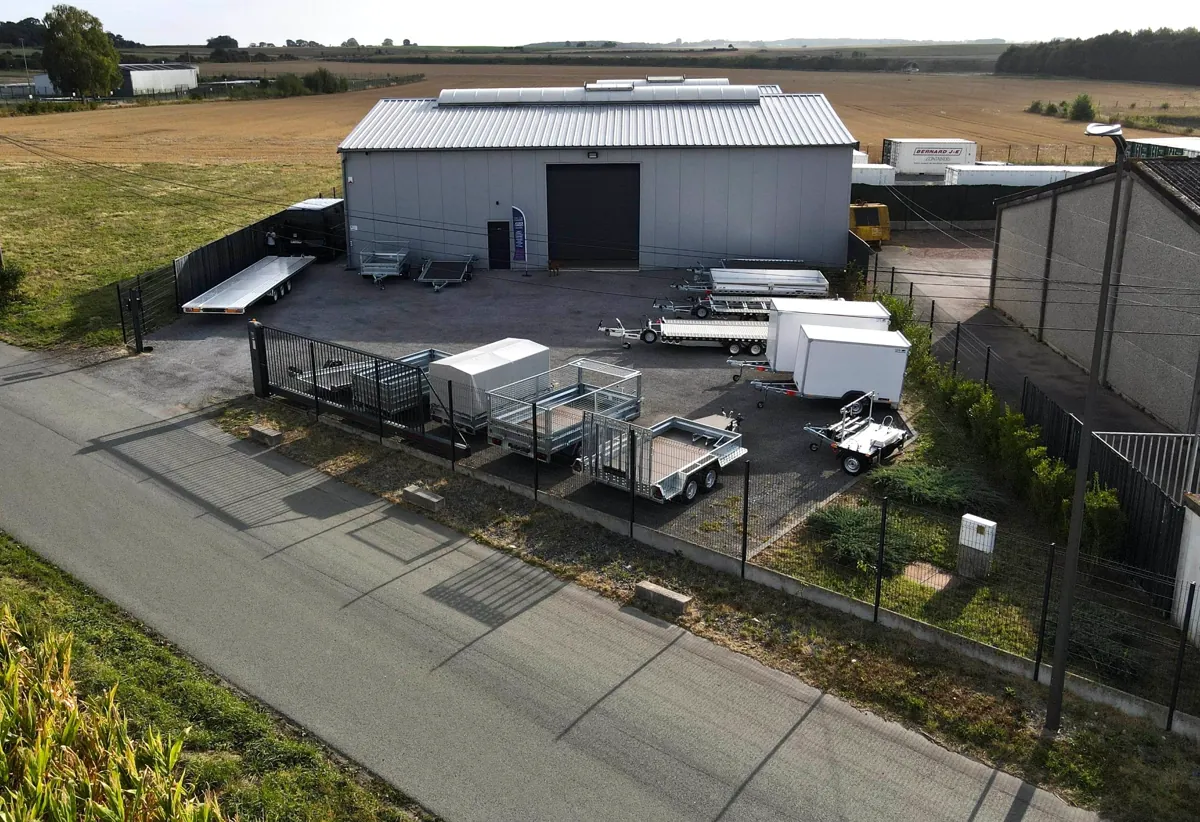 Le bâtiment et le parc de remorques VEB Trailers à Dainville