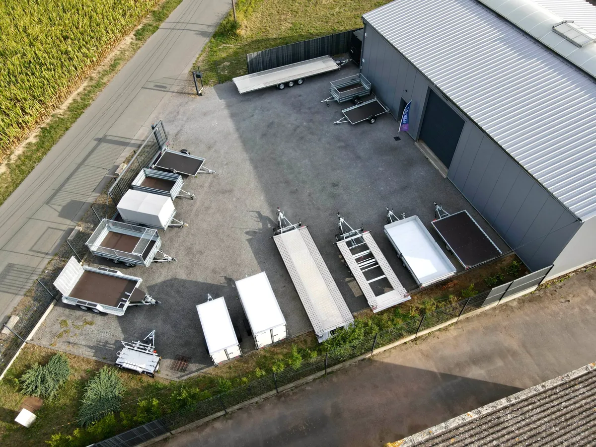 Vue aérienne du parc d’exposition de remorques VEB Trailers